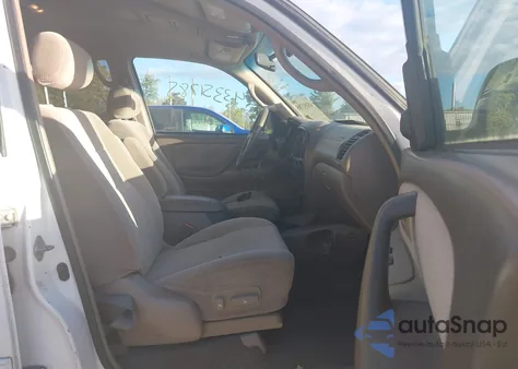 2002 Toyota Sequoia Sr5 V8 z USA, uszkodzony, nr VIN 5TDBT44A12S135742